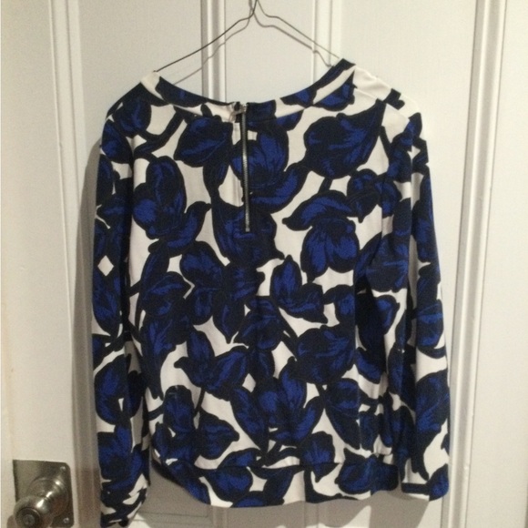Banana republic top white and blue floral medium petite - Picture 2 of 3